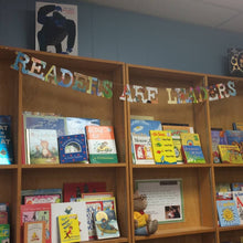 Load image into Gallery viewer, Phrase Garlands - "Readers Are Leaders"