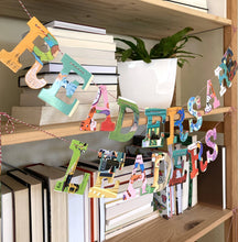 Load image into Gallery viewer, Phrase Garlands - "Readers Are Leaders"